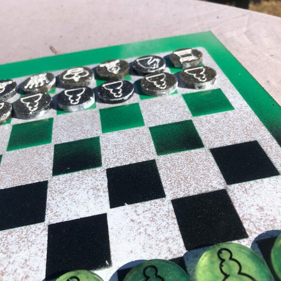 Chess Set - Green Black & White - Picture 3 of 10
